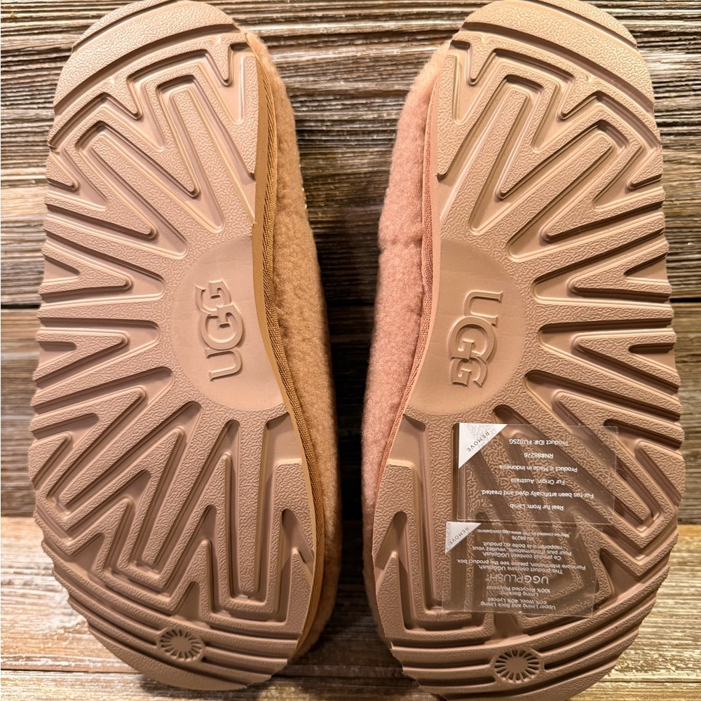 UGG Tan Shearling Slippers NEW big kids size 6 fits like an adult size 7 - Picture 7 of 8